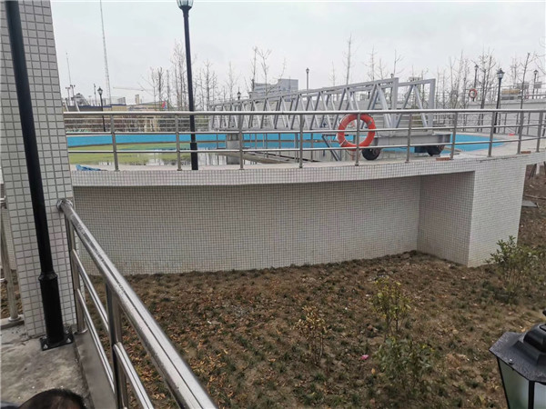 江蘇污水處理廠耐酸堿橡膠接頭安裝現場